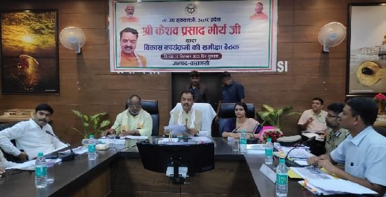 डिप्टी सीएम का यूपी प्रशासन को मंत्र, बोले- “गरीब को छेड़ेंगे नही, माफिया को छोड़ेंगे नहीं”