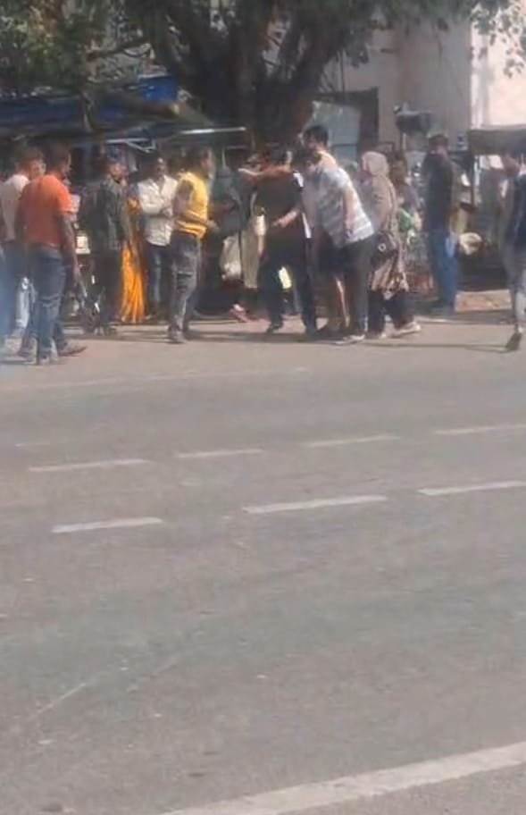 रायबरेली - कस्बे के मुख्य चौराहे पर हुई मारपीट का वीडियो वायरल, मचा हड़कंप