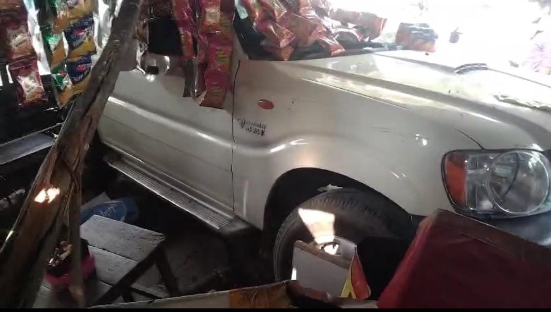 रायबरेली-शरारत के चलते स्कॉर्पियो कार अचानक एक पान की दुकान में जा घुसी, मचा हडकंप