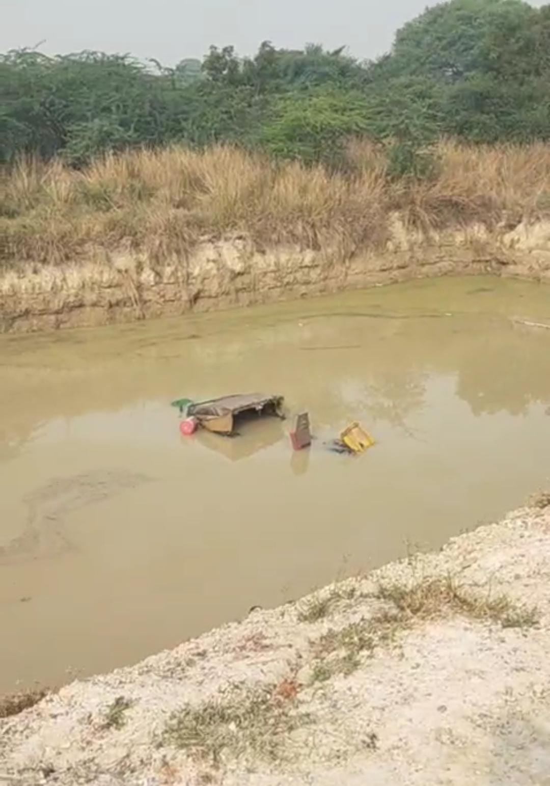 रायबरेली-धान साफ करने जा रही ट्रैक्टर मशीन अनियंत्रित होकर पलटी, ड्राइवर की दर्दनाक मौत