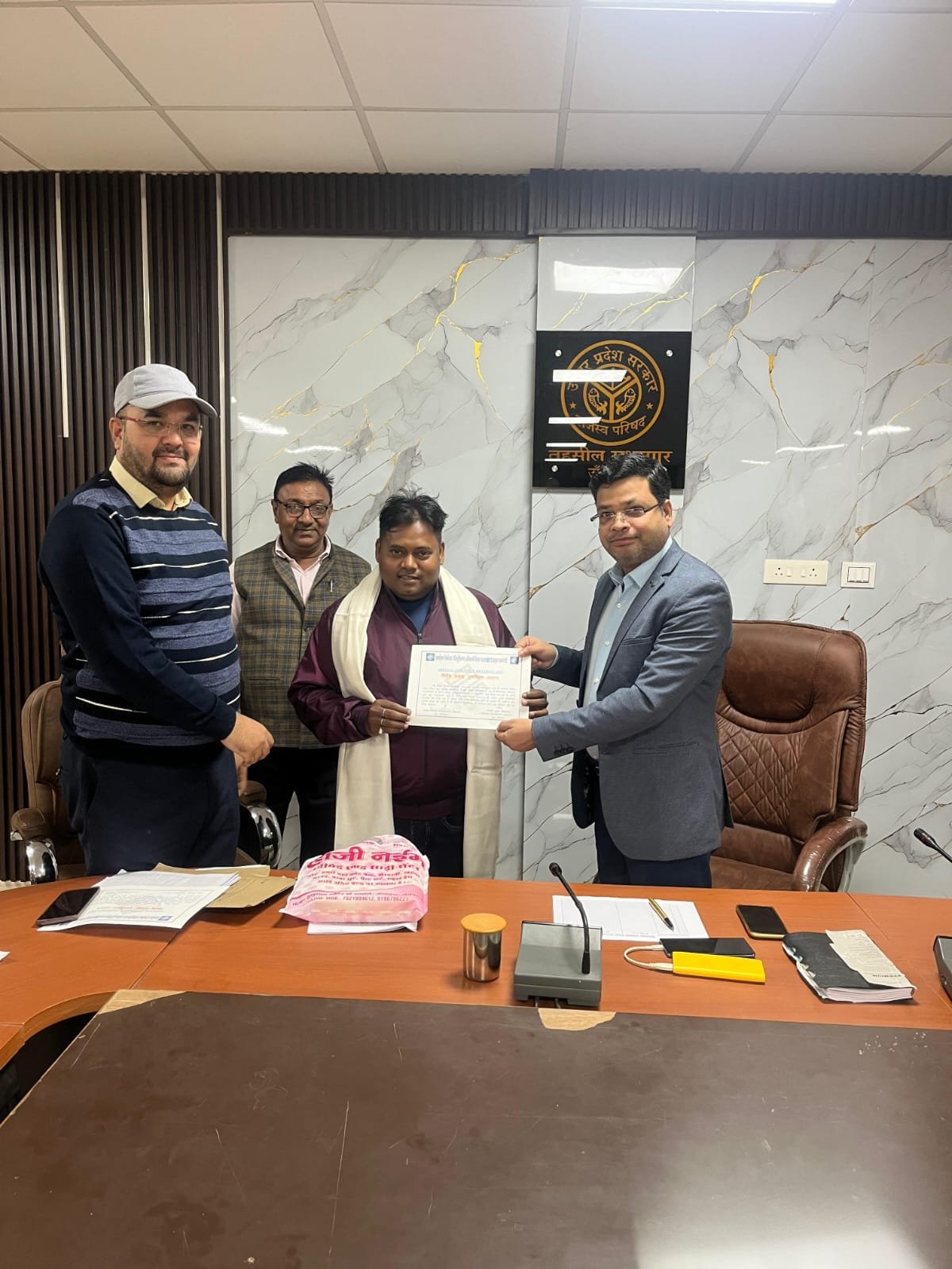 रायबरेली- SIR कार्य में 93 प्रतिशत कार्य सफलतापूर्वक पूरा करने पर एसडीएम नें बीएलओ विवेक निषाद को किया सम्मानित