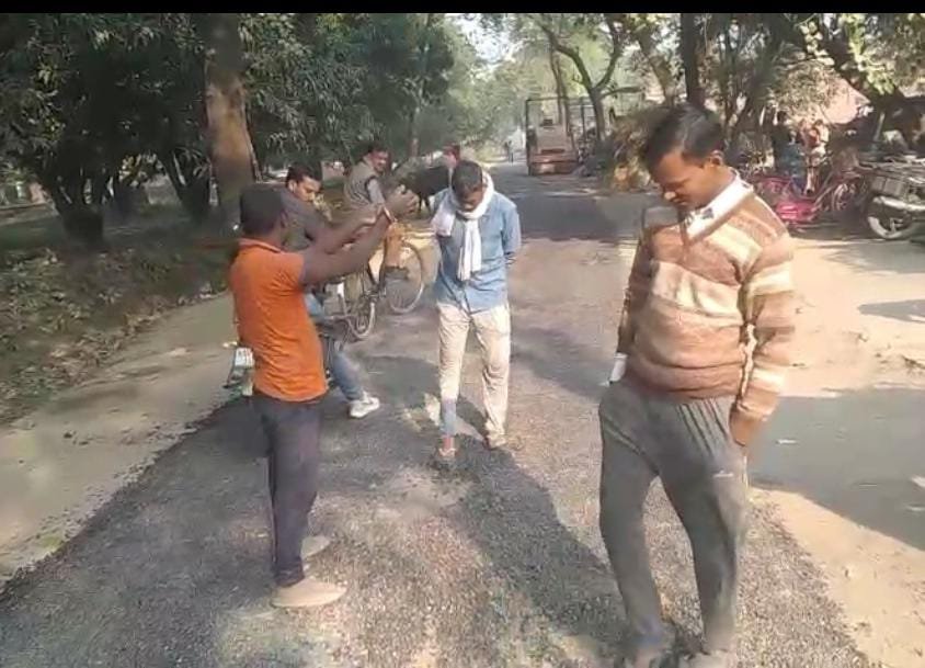 रायबरेली-उमरन से सरेनी तक बन रही पीडब्ल्यूडी विभाग की सड़क में बडा़ खेल जाने क्या?