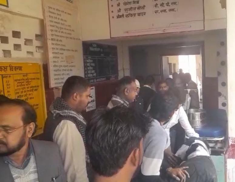 रायबरेली-दो बाइकों की आमने-सामने हुई जोरदार टक्कर, तीन लोग गंभीर रूप से घायल