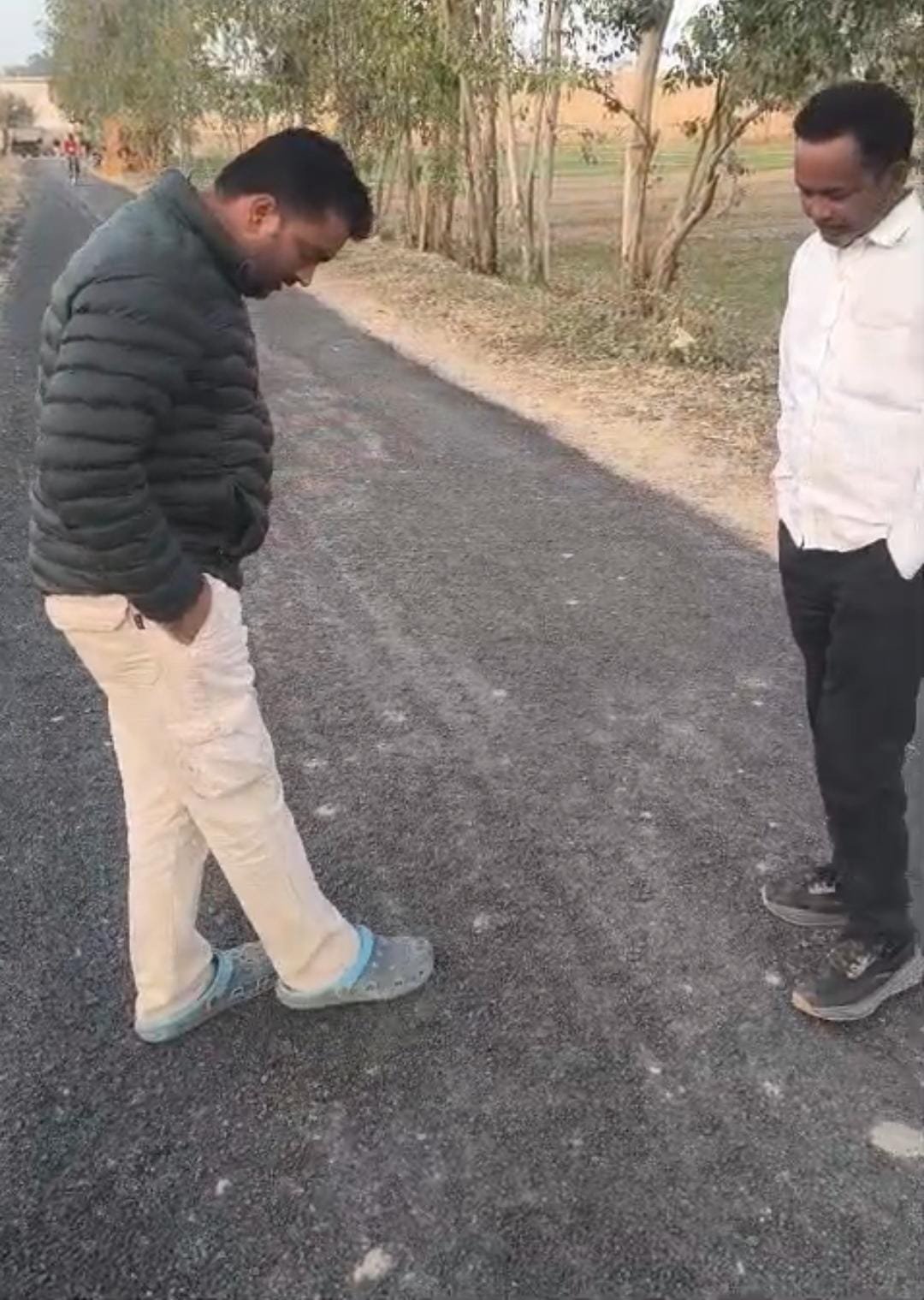 रायबरेली-भ्रष्टाचार;महज चार दिन में ही उखड़ गई सड़क ? 