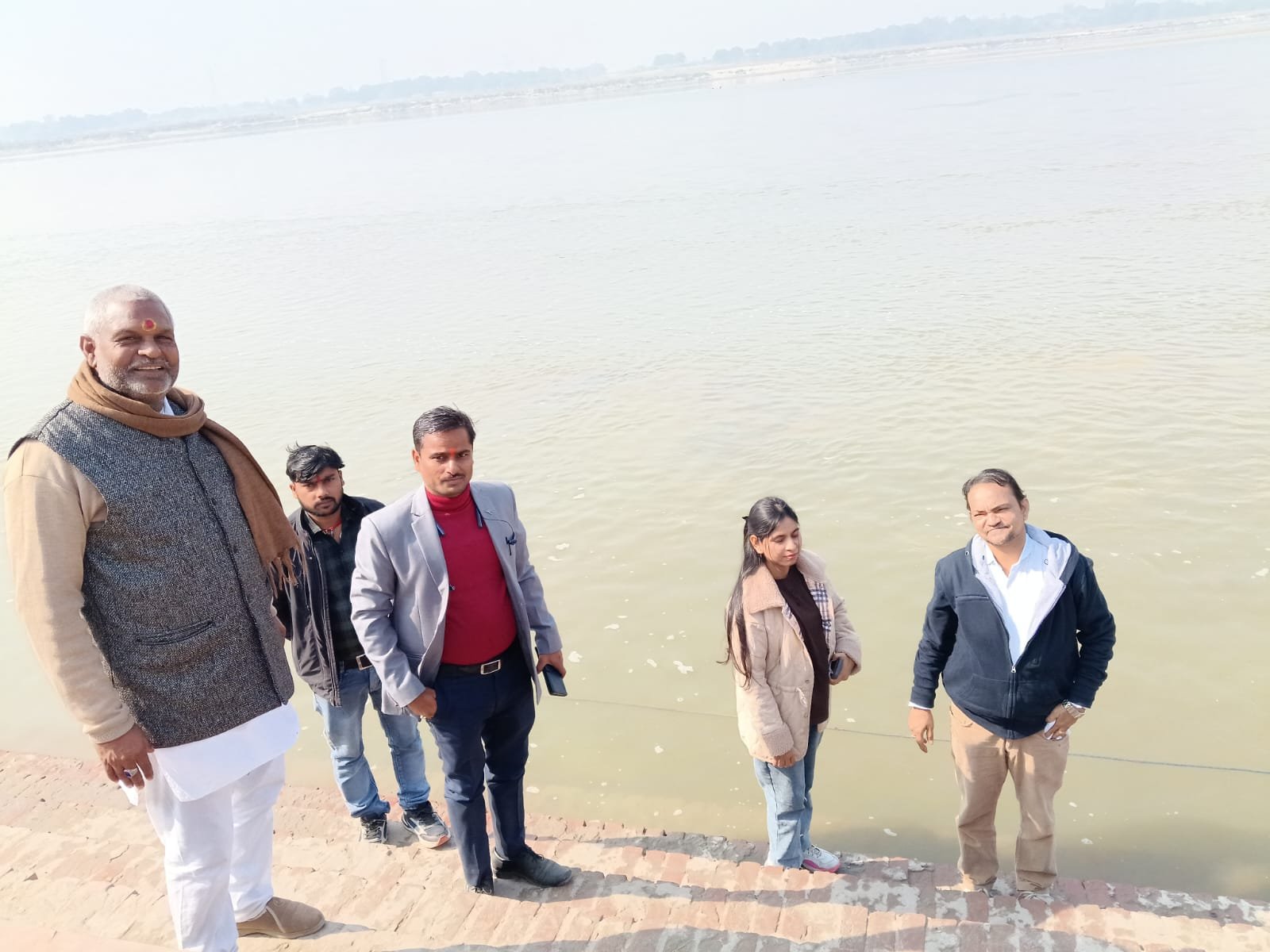 रायबरेली- दिल्ली से आई परियोजना अधिकारी कीर्ति वर्मा व हरीश नवहार ने गोकर्ण घाट के ऐतिहासिक का किया निरीक्षण