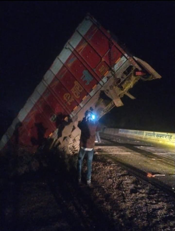 रायबरेली - तेज रफ्तार अनियंत्रित ट्रक पुलिया की रेलिंग को तोड़ते हुए नीचे लटका, टला बड़ा हादसा