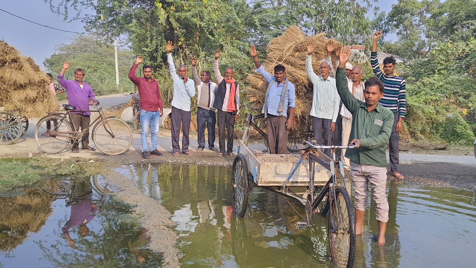 रायबरेली - रास्ते में जल भराव होने से नाराज ग्रामीणों ने किया प्रदर्शन