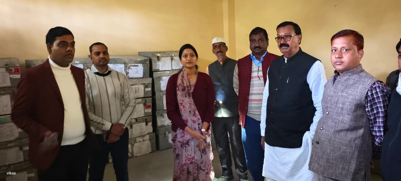 रायबरेली - डीएम ने राजनैतिक दलों के प्रतिनिधियों के साथ ईवीएम/वीवीपैट वेयर हाउस का किया निरीक्षण