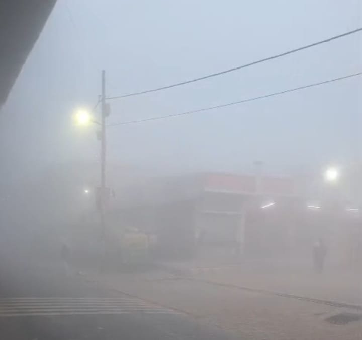 रायबरेली - क्षेत्र में 'ठंड का कहर, घने कोहरे ने कम हुई विजिबिलिटी, वाहनो की रफ्तार हुई धीमी