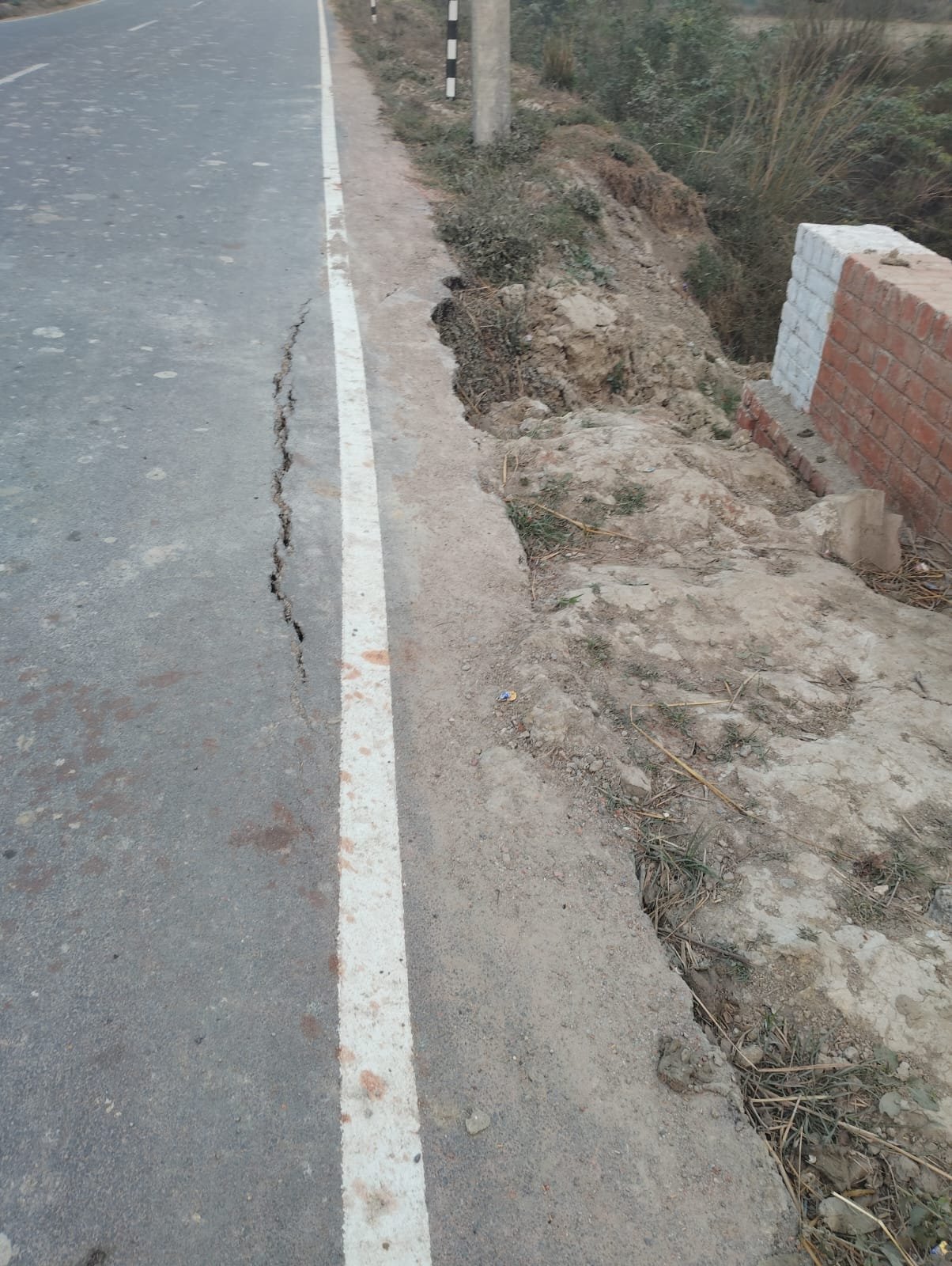 रायबरेली - धसी सड़क कर रही है किसी बड़े हादसे का इंतजार, जिम्मेदार मौन