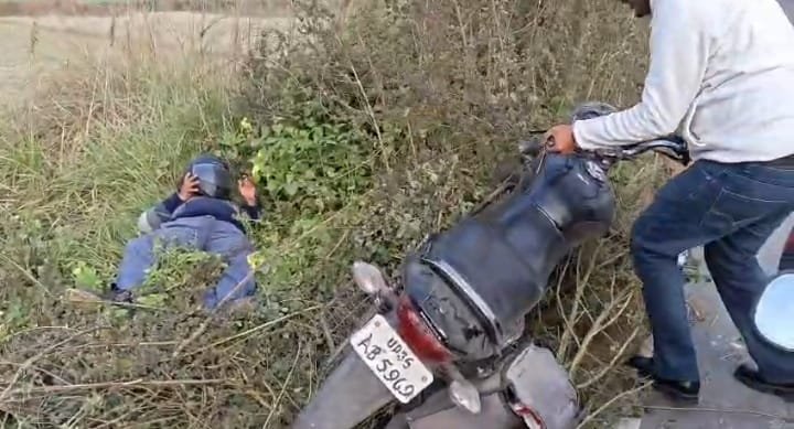रायबरेली - नशे में धुत अज्ञात बाइक सवार झाड़ियों में उलझकर खंती में गिरा, राहगीरो ने निकाला बाहर