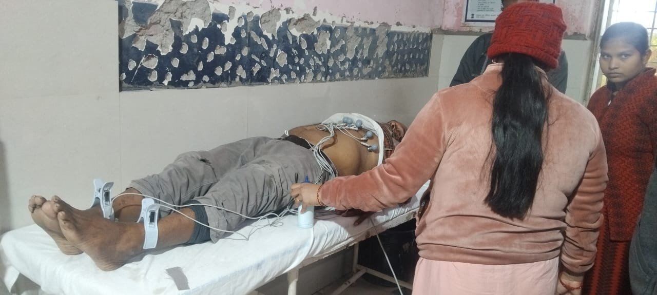 रायबरेली - अज्ञात पिकअप की टक्कर से बाइक सवार वृद्ध गंभीर रूप से घायल, रेफर