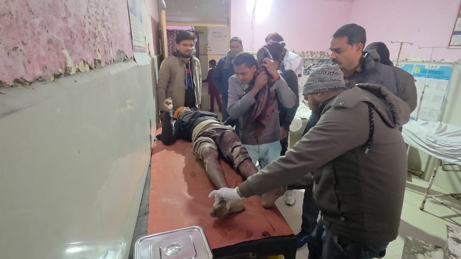 रायबरेली - निर्माण कार्य के दौरान अचानक नई दीवाल गिरी, दो मजदूर घायल