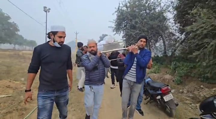 रायबरेली - हरचंदपुर रेलवे स्टेशन पर मिला अज्ञात अधेड़ का शव, पहचान न होने पर रहमान फाउंडेशन ने कराया अंतिम संस्कार