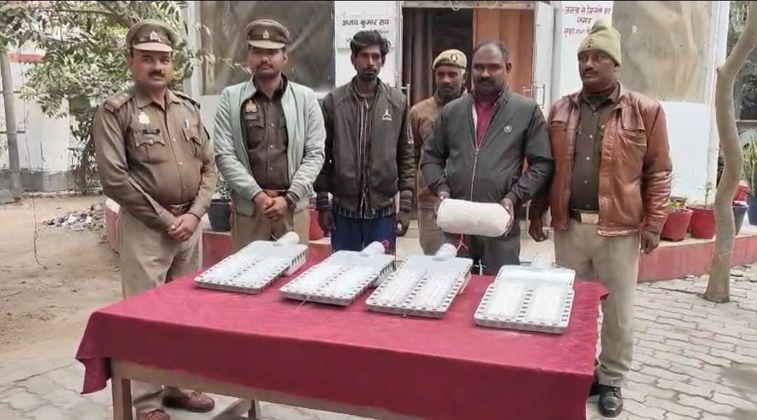 रायबरेली- ऊंचाहार में पुलिस ने स्ट्रीट लाइट चोरी के मामले में दो आरोपियों को किया गिरफ्तार