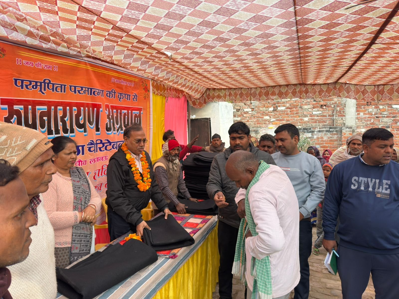 रायबरेली - चैरिटेबल ट्रस्ट के द्वारा जरूरतमंदों को वितरित किए गए कंबल