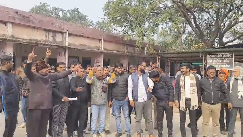 रायबरेली -नायब तहसीलदार सत्याराजा के खिलाफ वकीलों ने खोला मोर्चा, स्थानांतरण तक जारी रहेगी हड़ताल