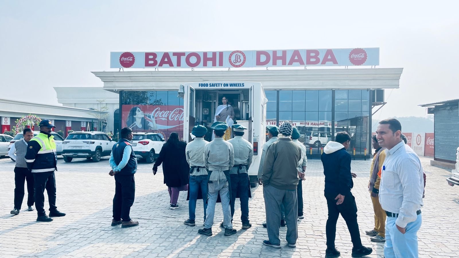 रायबरेली- क्रिसमस पर खाद्य विभाग की बड़ी कार्रवाई: ऊंचाहार चला 'फूड सेफ्टी ऑन व्हील्स' का जागरूकता रथ