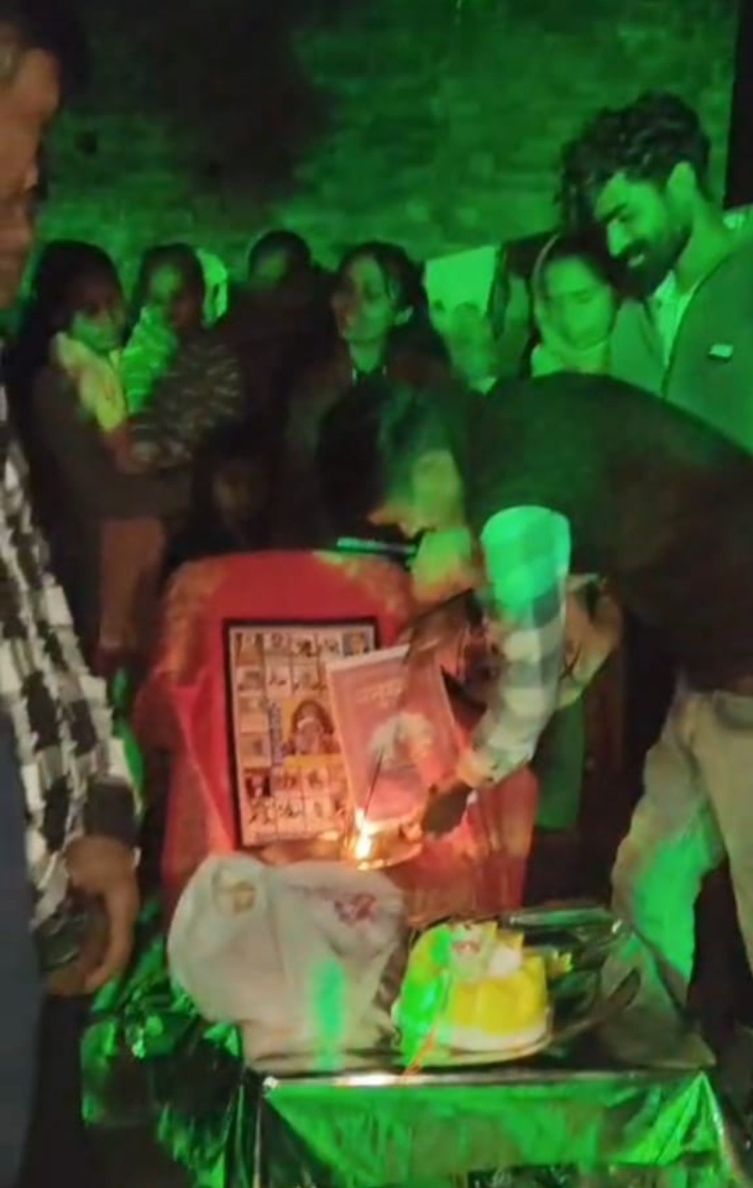 रायबरेली - मनुस्मृति के पन्ने जलाने का मामला: वीडियो वायरल होने से हिंदू समाज में भारी आक्रोश, पुलिस से कड़ी कार्यवाही की मांग 