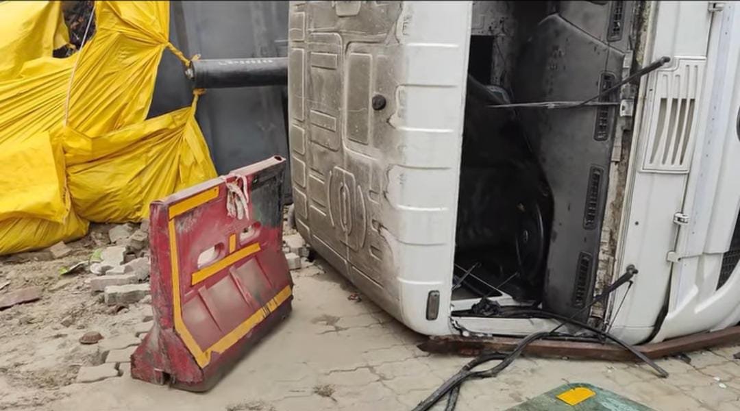 रायबरेली- ऊंचाहार में अनियंत्रित होकर पलटा स्क्रैप लदा डम्पर, चालक गंभीर रूप से घायल