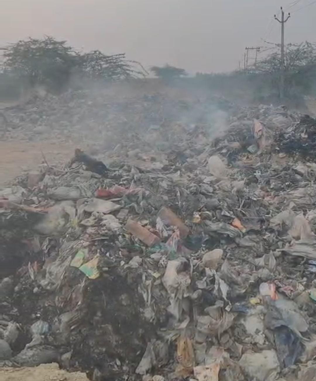 रायबरेली- ऊंचाहार नगर पंचायत की ओर से पूरे ननकू में बने मैटेरियल रिकवरी प्रशासन की चुप्पी आखिर क्यों ? 