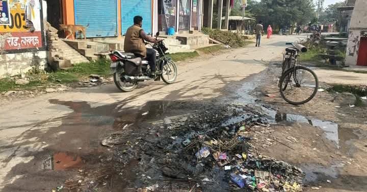 रायबरेली - जल जीवन मिशन की लीकेज पाइप बनी परेशानी का सबब, श्रद्धालु और नमाजी परेशान