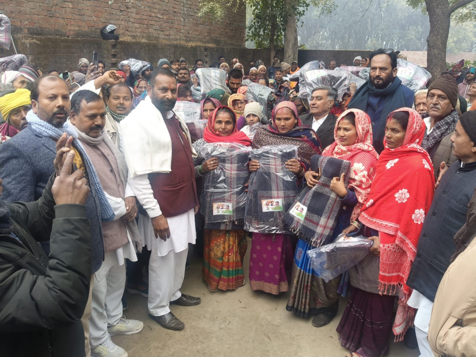रायबरेली - कांग्रेस पार्टी द्वारा वितरित किए गए कंबल