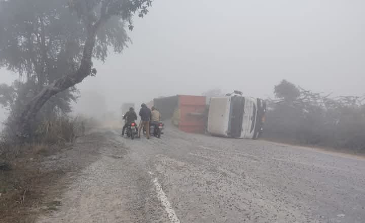 रायबरेली - गिट्टी लदा तेज रफ्तार डंपर अनियंत्रित होकर पलटा, सभी सुरक्षित