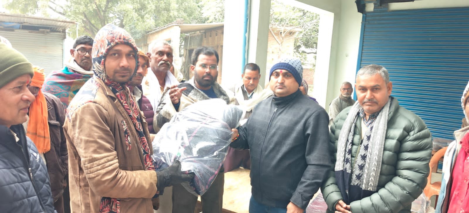 रायबरेली- ऊंचाहार: कंदरवा में कांग्रेस नेताओं ने जरूरतमंदों को बांटे कंबल, खिले चेहरे