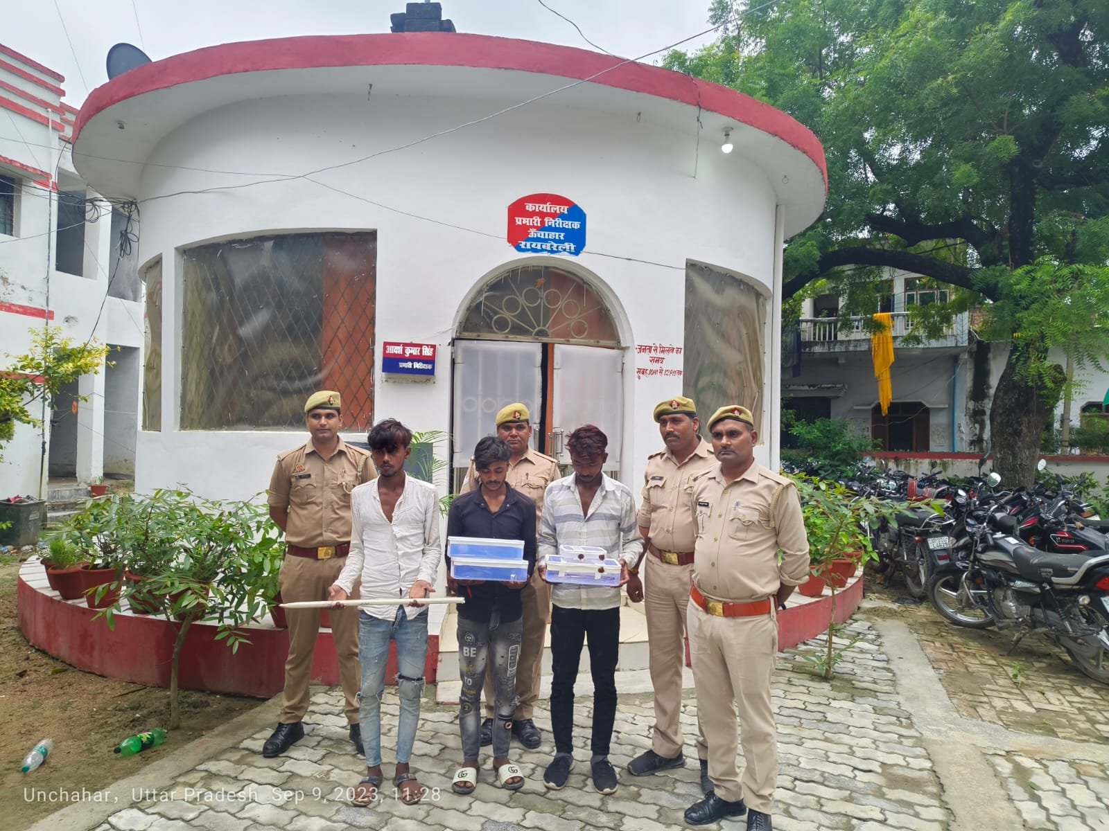 Raebareli:चोरी लूट की योजना बनाते हुये अवैध शस्त्र के साथ 3 अभियुक्त गिरफ्तार