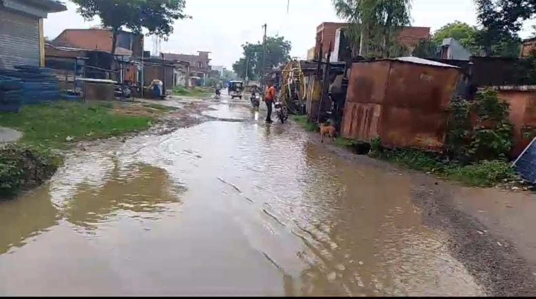 Raebareli:खस्ताहाल सड़क बनी स्थानीय लोगों के लिए मुसीबत।