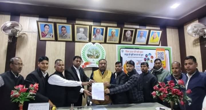 रायबरेली - बछरावां को तहसील बनाने की मांग हुई तेज, अधिवक्ताओं ने मुख्यमंत्री संबोधित ज्ञापन नगर पंचायत अध्यक्ष को सौपा