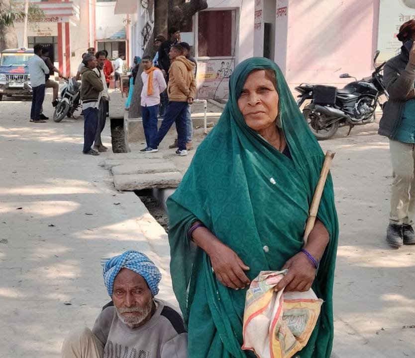 रायबरेली-:इंसाफ की आस में रेंगकर कोतवाली पहुंचा दिव्यांग, जाने क्या पूरा मामला❓ 