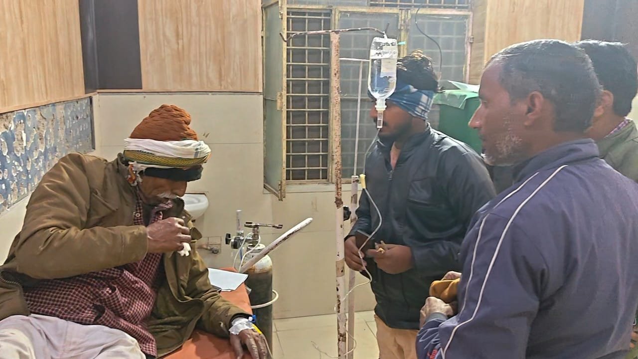 रायबरेली - सर्प पकड़ने वाले को ही सर्प ने डसा, जिला अस्पताल रेफर