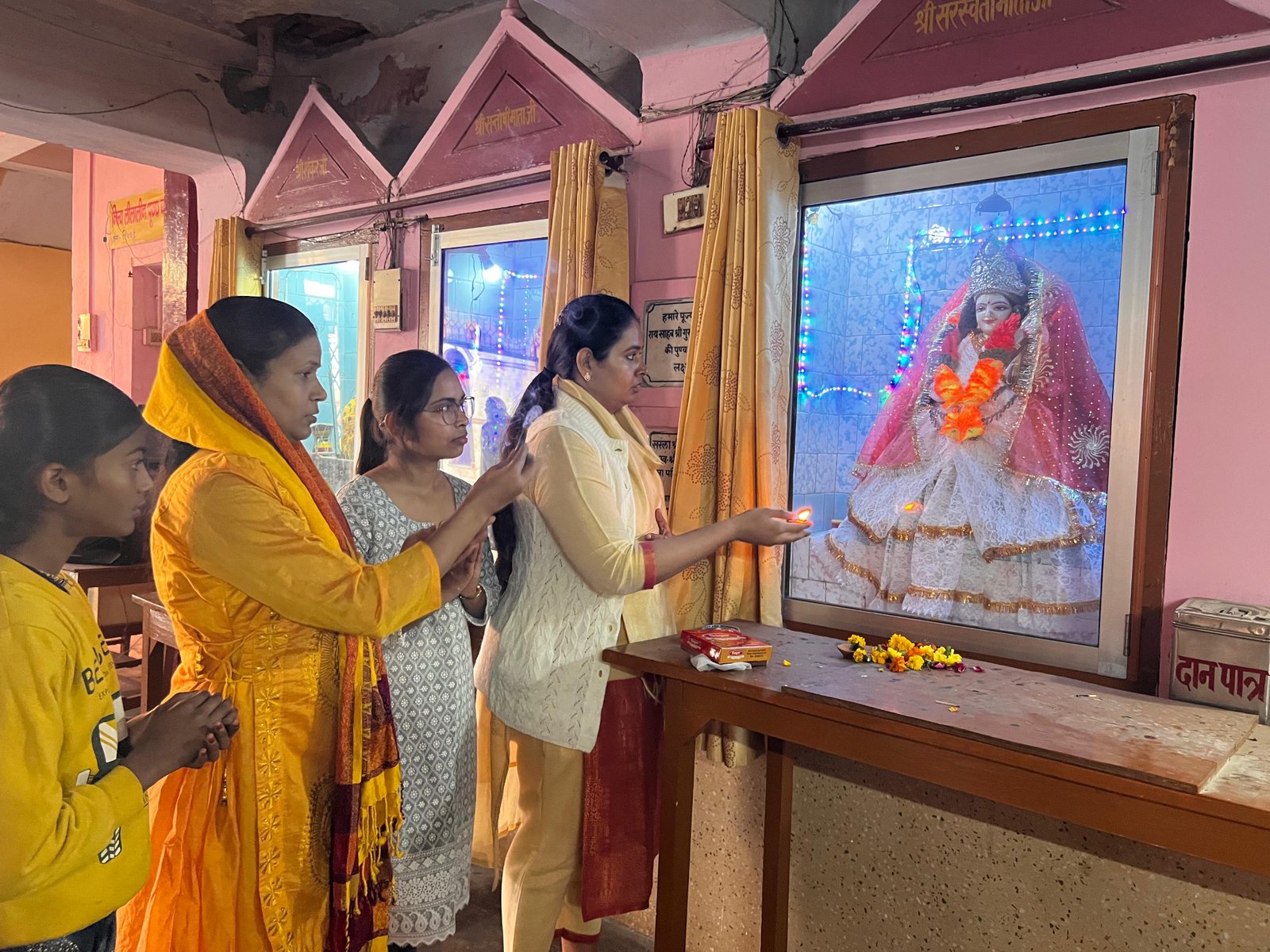 बसंत पंचमी के अवसर पर मन्दिर में हुई मां सरस्वती की पूजा अर्चना