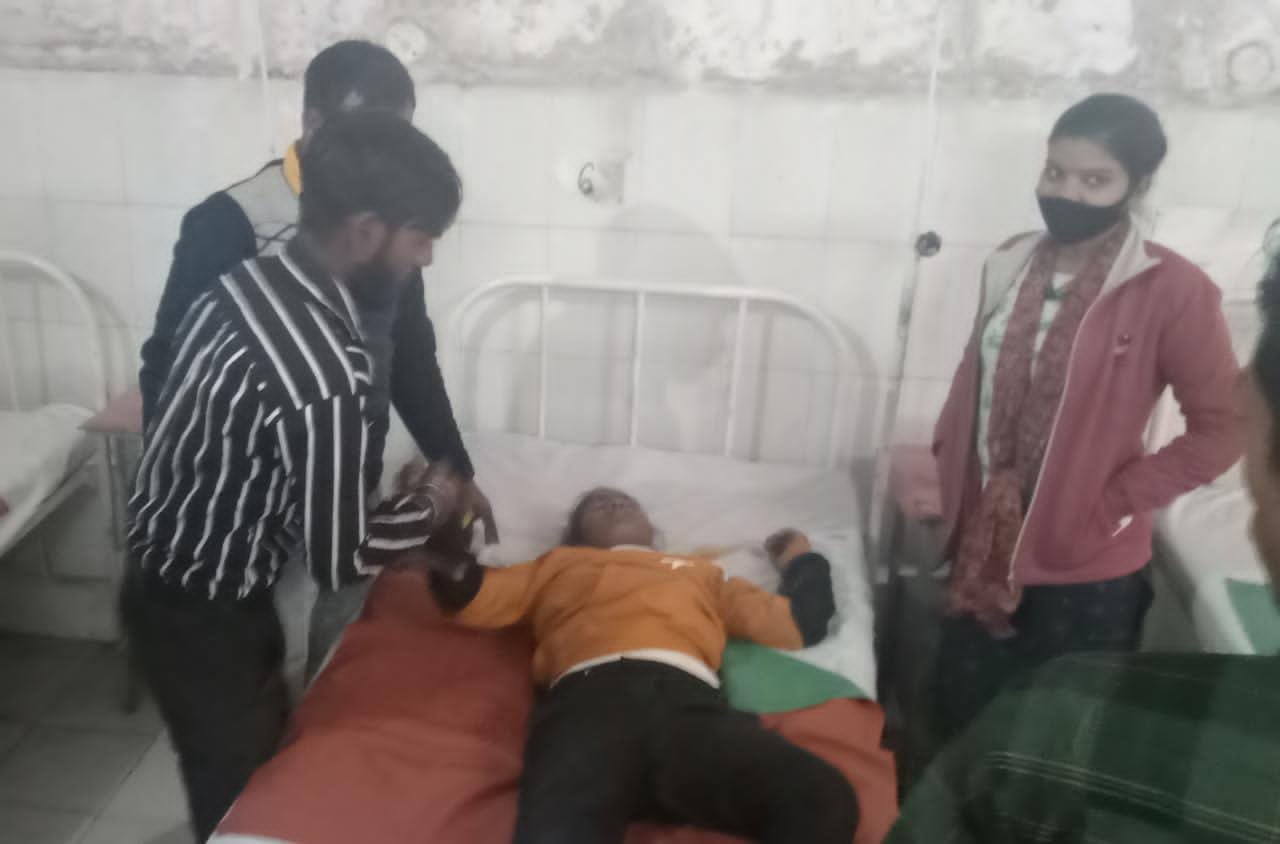 Raibareli -सड़क पार कर रही किशोरी को कार ने मारी टक्कर*