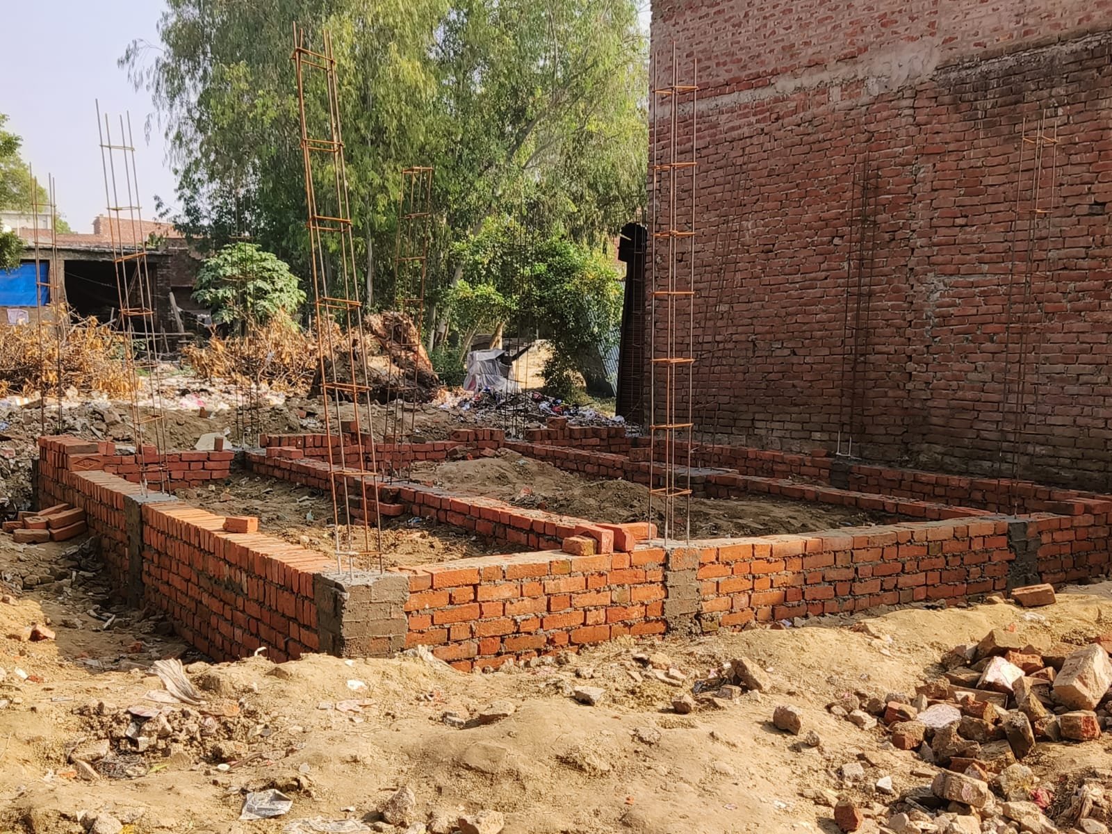 रायबरेली-भ्रष्टाचार की भेट चडी जमुनापुर चौराहे पर बनरही सामुदायिक शौचालय निर्माण,,