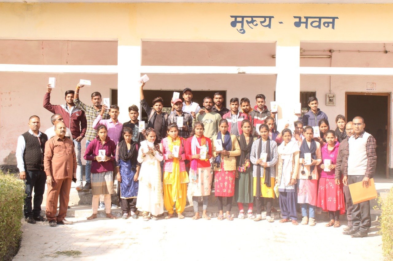 Raibareli - स्मार्ट फोन पाकर खिले छात्र-छात्राओं के चेहरे