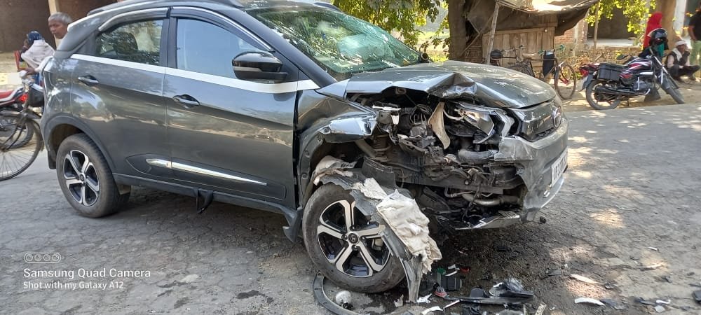 Raibareli- अनियंत्रित कार ने खड़ी पिकप को मारी टक्कर,दो घायल*