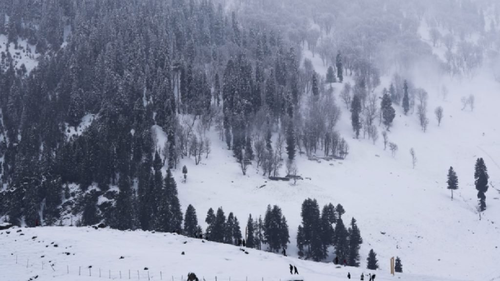 अभी जारी रहेगा सर्दी का सितम, पहाड़ों पर बर्फबारी के बाद बढ़ेगी ठिठुरन