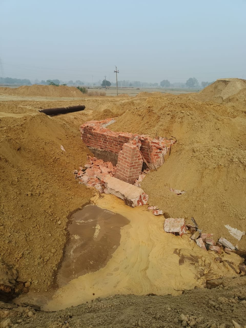 रायबरेली-एनएचएआई के निर्माण कार्य में बाधा बनी सरकारी ट्यूबवेल को तोड़कर,सामग्री किय दफन आखिर क्यों,,,,,