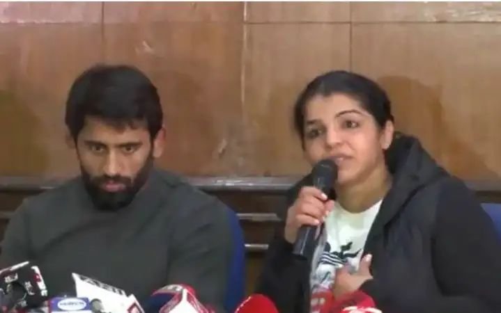 साक्षी मलिक ने कुश्ती महासंघ के निलंबन का स्वागत किया, बोलीं- हमारी लड़ाई सरकार से नहीं