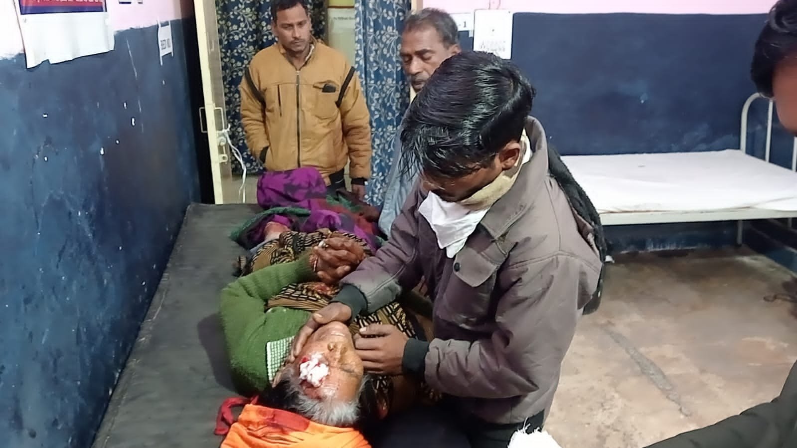 तेज रफ्तार कर की टक्कर से तीन घायल एक ही हालत नाजुक