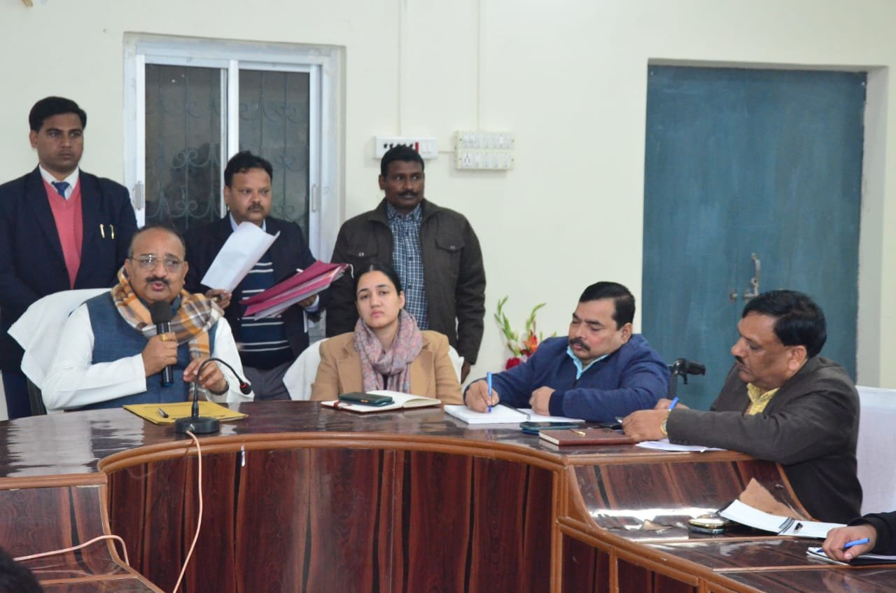 उद्यान मंत्री ने उच्च अधिकारियों के साथ की बैठक