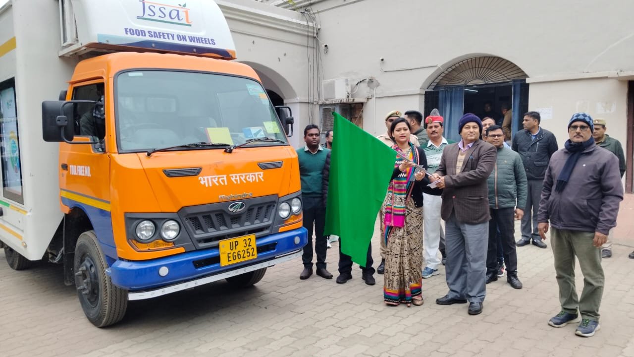 Raibareli-फूड सेफ्टी वाहन को डीएम ने हरी झंडी दिखाकर किया रवाना
