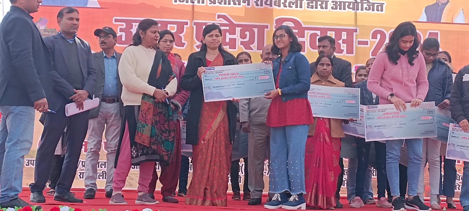 उत्तर प्रदेश दिवस के अवसर पर मेधावी छात्राओं को रू0 5-5 हजार की चेक देकर किया गया सम्मानित