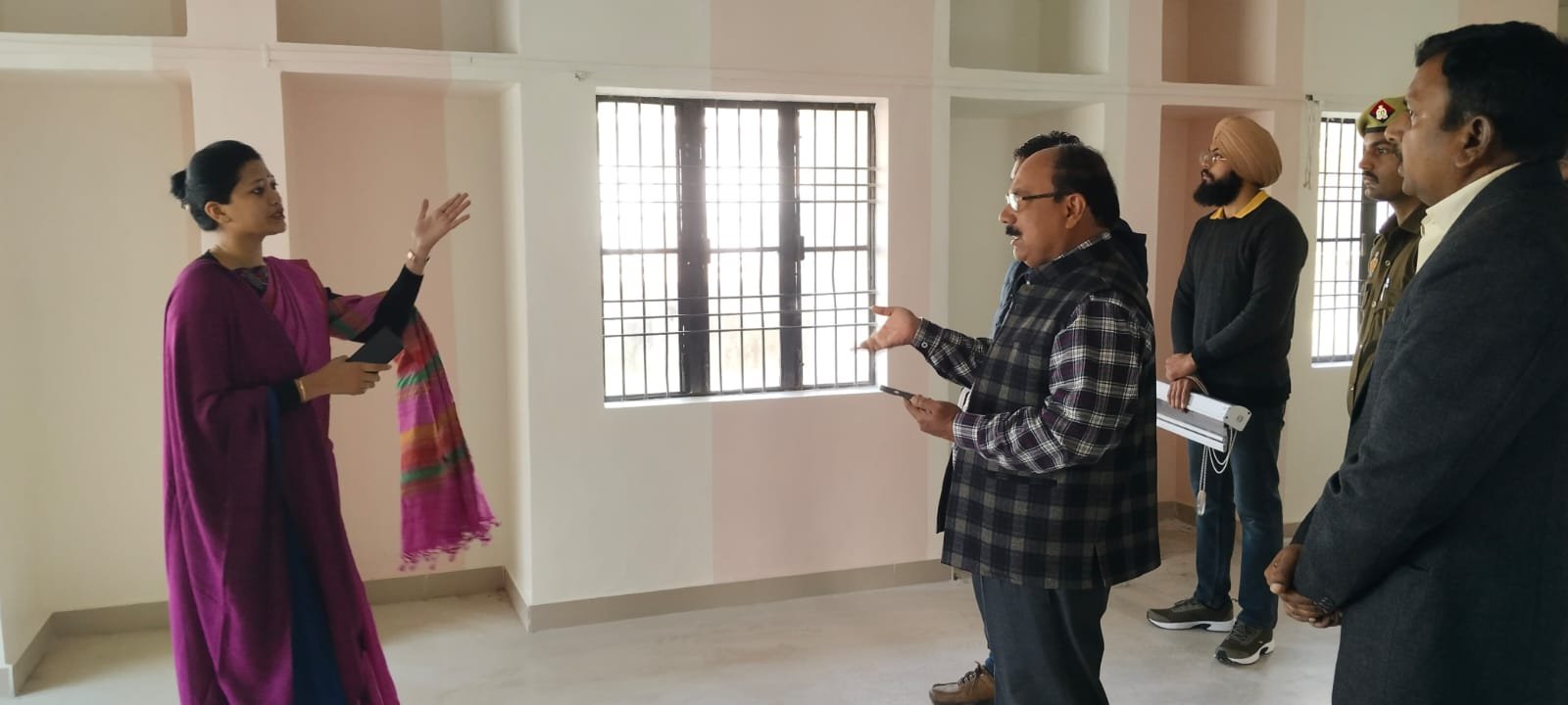 Raibareli-जिलाधिकारी ने राजकीय जिला पुस्तकालय में चल रहे कार्यों का किया निरीक्षण