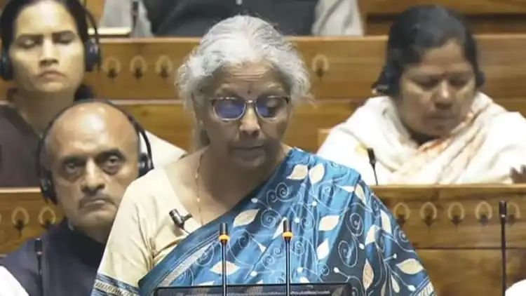 निर्मला सीतारमण ने पेश किया अंतरिम बजट, टैक्स स्लैब पर क्या बोलीं?