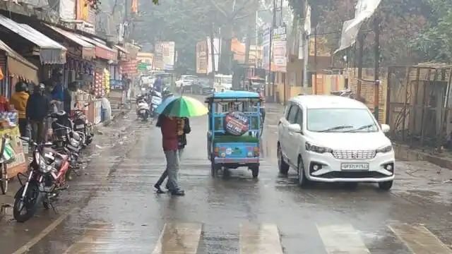 यूपी में फिर बिगड़ा मौसम का मिजाज, तेज हवाओं के साथ शुरू हुई बारिश; गिर सकते हैं ओले