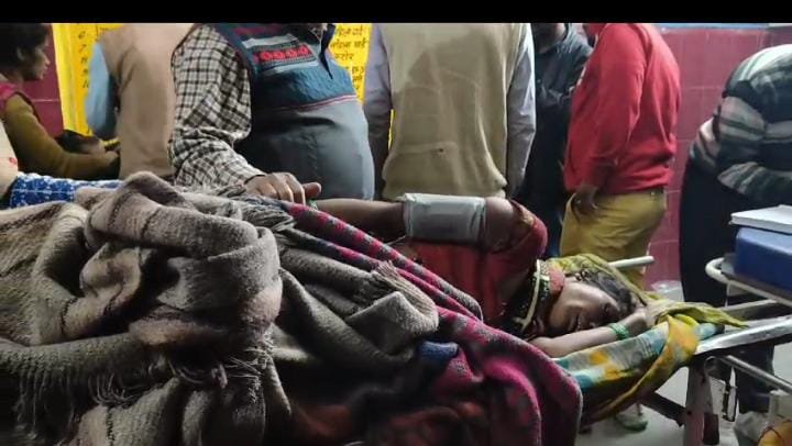 रायबरेली-अतिक्रमण हटाने गई पुलिस व राजस्व  की टीम पर लेटी हुई महिला पर छप्पर गिराने से हुई घायल,,,,